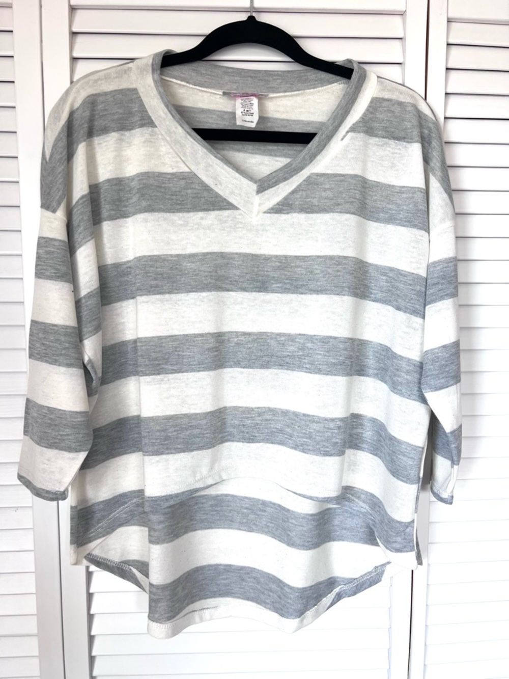 Free With Over 40$ Purchase Striped V-Neck Top Gray & White 3/4 Sleeve Size: L